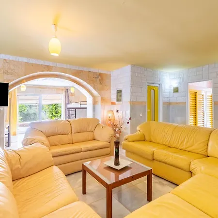 Paco's Luxury 32 * Ozias