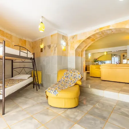 Paco's Luxury 32 *